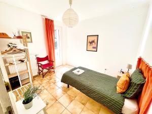 亞維儂的住宿－Chambres d'hôtes Avignon，客厅配有沙发和桌子