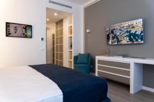 - une chambre avec un lit, un bureau et une chaise dans l'établissement La Musa Apartments & Rooms, à Palerme