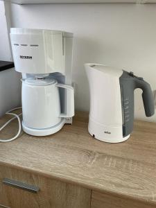 a mixer and a coffee maker on a counter at Bungalow am Donaupark in Regensburg