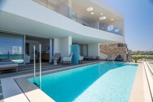 una piscina al centro di una casa di Dia's Blue Villa a Gournes