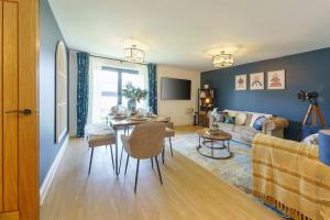 Darlington - 2 Bedroom Luxury Apartment by Mint Stays في بريستول: غرفة معيشة مع أريكة وطاولة
