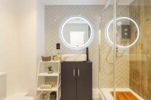 Koupelna v ubytování Darlington - 2 Bedroom Luxury Apartment by Mint Stays + 6 fotografií