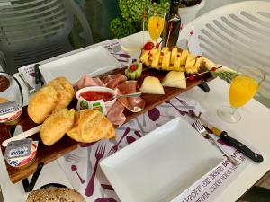 uma mesa com uma bandeja de comida numa mesa em Calatabarca B&B em Tabarca