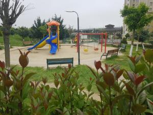 een park met een speeltuin met een glijbaan bij 33 Hotel two bedrooms Appartment 15 min from Istanbul airport in Habipler