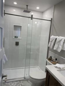 A bathroom at Newly renovated 4 bedroom condo. Short 150 yard walk to ski lift. Hot tubs.