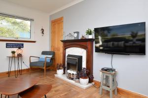 Il comprend un salon doté d'une cheminée et d'une télévision à écran plat. dans l'établissement Bay View, à Lochgilphead