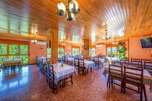 un comedor con mesas y sillas en Hotel Restaurante La Glorieta, en La Seu d'Urgell