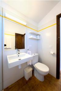 y baño con lavabo blanco y aseo. en Apartamentos Sa Cornisa, en Cala Morell