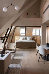 1 dormitorio con 1 cama, mesa y sillas en Audo Copenhagen, en Copenhague