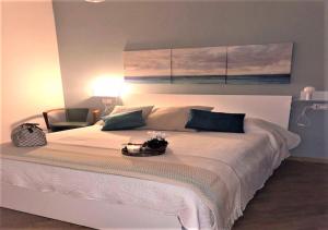 A bed or beds in a room at Alemar Apartment - Airport, Rome and beach