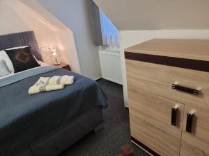 Postel nebo postele na pokoji v ubytování Penzion U Skály