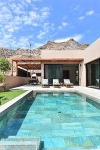 ein Swimmingpool vor einem Haus in der Unterkunft Almadies Tauro by VillaGranCanaria in Mogán