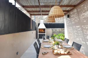 ein Esszimmer mit Tisch und Kamin in der Unterkunft Almadies Tauro by VillaGranCanaria in Mogán