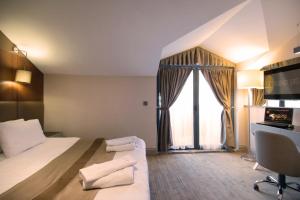 Postel nebo postele na pokoji v ubytování GK Regency Suites Hotel