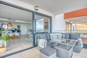 Posezení v ubytování Luxurious apartment with Pool and Gym El Higueron by Costarentals - Ref 149