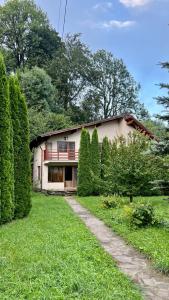 ein Haus mit einem Weg davor in der Unterkunft AMK House - Busteni in Buşteni