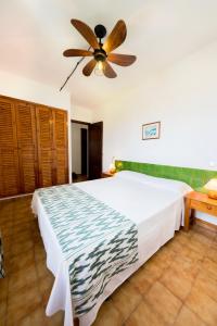 Una cama o camas en una habitación de Apartamentos Sa Cornisa