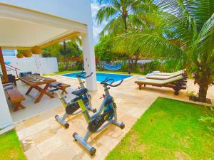 una casa con due cyclette su un patio di VILLA TROPICAL LUX a Pipa