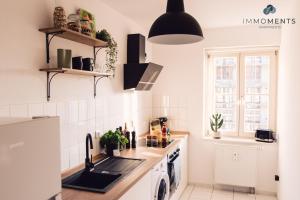 eine Küche mit Spüle und Geschirrspüler in der Unterkunft Cozy Apartment im Zentrum mit Netflix WE91 in Magdeburg