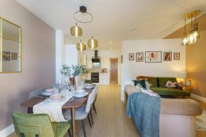 un salon avec une table à manger et un salon dans l'établissement Bressingham - 2 Bedroom Luxury Apartment by Mint Stays, à Bristol 4 autres photos