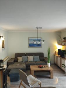 sala de estar con sofá y mesa en Apartments Marica, en Novi Vinodolski