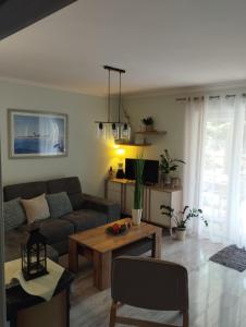 sala de estar con sofá y mesa en Apartments Marica, en Novi Vinodolski