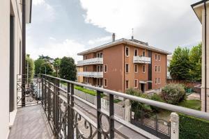 een balkon met uitzicht op een gebouw bij Palazzo '900 Design Flats - Il Gran Salone in Padua