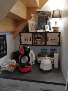 una cocina con encimera con un aparato en Maison cocoon et chaleureuse, 