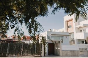 una casa blanca con una puerta y una valla en Apartamentos SubUp, en Cabo de Palos