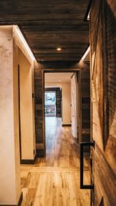 尚帕尼恩瓦努瓦茲的住宿－Chalet Camillou，走廊铺有木地板,走廊设有门