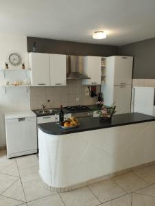 una cocina con una barra con un bol de fruta. en Apartments Marica, en Novi Vinodolski