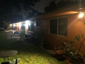 een huis met lichten aan de zijkant 's nachts bij CONCIERTO #1 - from1 to 6 people - in Hallandale Beach