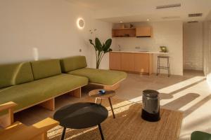 salon z zieloną kanapą i kuchnią w obiekcie Barcarola Club w Puerto del Carmen