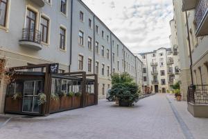 羅茲的住宿－Apartament Latarnik - PIOTRKOWSKA 37，城市中一条空荡荡的街道,有建筑