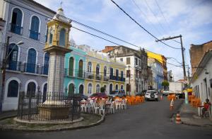 a city street with buildings with tables and chairs at Hotel Cruz do Pascoal in Salvador