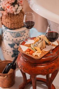 un plato de comida y dos copas de vino en Hoşça kal Alaçatı en Alacati