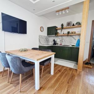 A kitchen or kitchenette at Avram