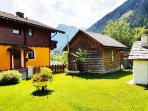 einen Hof mit zwei Gebäuden und einem Haus in der Unterkunft Almliesl SOEK-660 in Sankt Nikolai im Sölktal