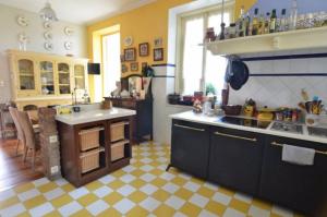 kuchnia z żółto-białą podłogą wyłożoną szachownicą w obiekcie Posada Casa de Valle w mieście Colindres