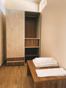 a room with a bed and a wooden table at Casa di Palaia in Strada
