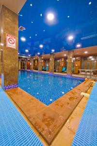 エイスクにあるTornado Hotelの水泳標識のない建物内の大型スイミングプール