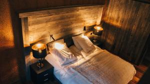 um quarto com uma cama com duas luzes em Chalet Camillou em Champagny-en-Vanoise