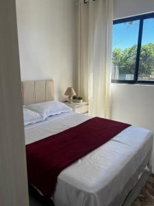 1 dormitorio con 1 cama grande y ventana en Lindo apartamento, en Curitiba