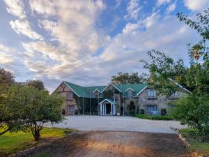 ein großes Haus mit einer Einfahrt davor in der Unterkunft Portland Manor in Rheenendal