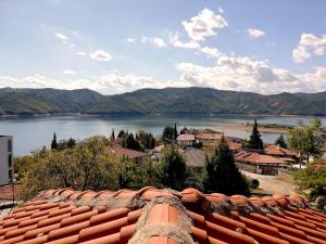 グラバターツィにあるTrifon Zarezan Family Hotelの屋根から湖の景色を望む