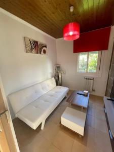 sala de estar con sofá blanco y mesa en Casa Amoedo, en Redondela