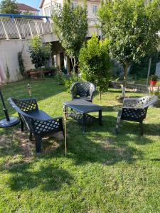 un grupo de sillas y una mesa en el césped en Casa Amoedo, en Redondela