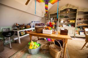 una habitación con una mesa con cestas y una cometa en Orchard Cottage - Rudge Farm Cottages en Bridport