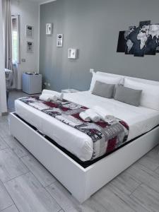 a large white bed in a white bedroom at One Hundred Rooms in Rome