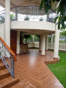 un gran patio con suelo de madera y una escalera en COAST VIEW RESORT, en Kigoma